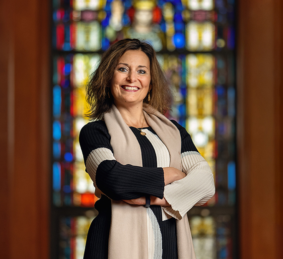 Le président McCulloh prononçant un discours avec des lumières scintillantes en arrière-plan.